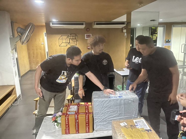 ตามรวบหนุ่มซื้อขายบุหรี่เถื่อนผ่านไปรษณีย์  ค้นห้องพักผงะเจอทั้งปืน-เงินสด-คลังบุหรี่หนีภาษี