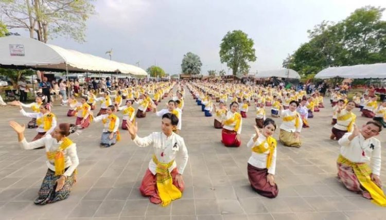 เปิดงานยิ่งใหญ่ 409 ชีวิตรำถวายจุดไฟศรัทธาสมเด็จพระนเรศวรมหาราช กลางสระแก้ว
