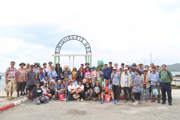 "วัยเก๋า"ฮาเฮ! เที่ยวเกาะแสมสาร สักการะหลวงพ่ออี๋ วัดสัตหีบ- เขาชีจรรย์แกะสลักหินด้วยเลเซอร์