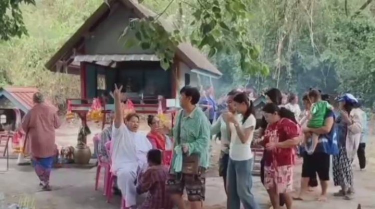 ชาวบ้านอุทัยธานี ได้เลขเด็ด!!เจ้าพ่อไทรทอง ทำพิธีกราบไหว้ศาล