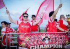 สาวก ปืนใหญ่  "Arsenal-อาร์เซนอล"  ขึ้นรถแห่รอบเมืองตาก ฉลองแชมป์ "พรีเมียร์ลีก" อังกฤษ รอบ 22 ปี