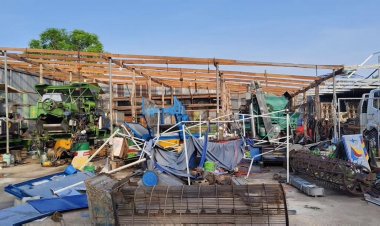 พายุฤดูร้อนถล่มหนองฉางซัดบ้านเรือนเสียหายกกว่าา 40 หลัง
