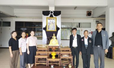 น.อ.นพโรจน์ เป็นผู้แทน พล.ร.อ.สุวิทย์ ธาระรูป มอบวัตถุมงคลและพระบรมฉายาลักษณ์ ให้โรงเรียนนาวิกโยธินบูรณะ