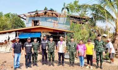 กอ.รมน.พิจิตร ร่วมกับ มทบ.36 ส่งกำลังทหารช่วยซ่อมแซมบ้านเรือนราษฎรที่ถูกพายุฤดูร้อนพัดบ้านพัง