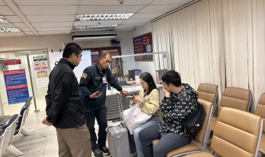 เพิกถอนวีซ่า ดำเนินคดี ขึ้นแบล็คลิสต์ หนุ่มแดนมังกรแสบ ถีบช่องตรวจ ตม. ด่า จนท.