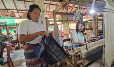พลังสตรีด้วยกี่ทอผ้า วิสาหกิจชุมชนกลุ่มทอผ้าบ้านซาวหลวง สร้างเศรษฐกิจชุมชนและความภาคภูมิใจระดับสากล