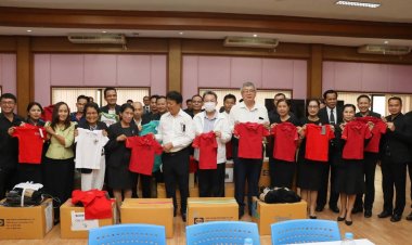 พลังแห่งการแบ่งปัน อบจ.ศรีสะเกษ รับมอบเสื้อโปโล จาก ISB สนับสนุนเยาวชนศรีสะเกษ