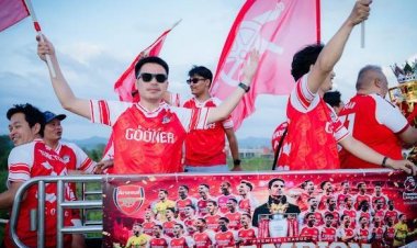 สาวก ปืนใหญ่  "Arsenal-อาร์เซนอล"  ขึ้นรถแห่รอบเมืองตาก ฉลองแชมป์ "พรีเมียร์ลีก" อังกฤษ รอบ 22 ปี