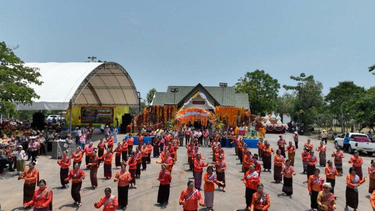 สุดอลัง! แห่มาลัยดอกไม้ยาว 990 เมตร ถวายเจ้าพ่อหมื่นแสน สืบสานบุญเดือน 6 ชัยภูมิ