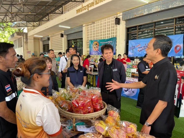 ศรีสะเกษเปิดโครงการ“ไทยช่วยไทย ลดภาระค่าครองชีพ” เปิดพร้อมกัน 22 อำเภอ แห่ซื้อสินค้าราคาถูก