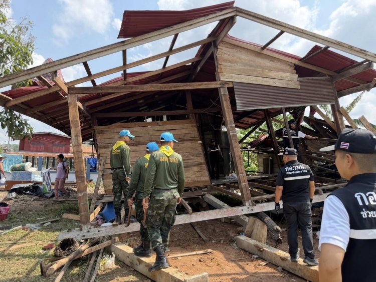 ทหารระดมพล ช่วยเหลือผู้ประสบภัยพายุฤดูร้อน  เร่งรื้อ -ซ่อมบ้าน ขณะที่ อบต.แม่สา  เปิดโรงครัว รับบริจาคเครื่องนอนและเสื้อผ้า