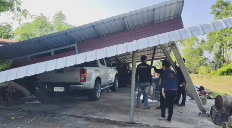 พายุร้อน!!ถล่ม ทับหลังคาโรงรถเกี่ยวข้าว-รถกระบะ บ้านเรือน หลายครัวเรือน  เสียหาย