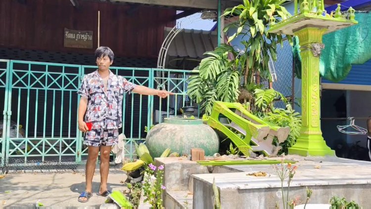 ผวายกหมู่บ้าน!หนุ่มซดเหล้า-พี้กัญชา เมาเพี้ยนแก้ผ้าเดินกลางถนนทุบศาลพระภูมิกระจาย