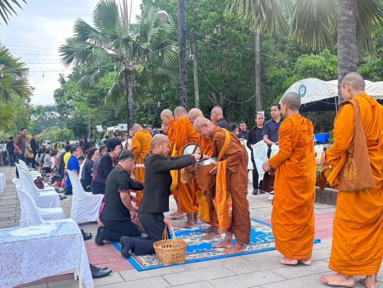 สืบสานภูมิปัญญาท้องถิ่น“ศรีสะเกษพร้อมใจ นุ่งผ้าไทยใส่บาตร ทำความดี วิถีพอเพียง”