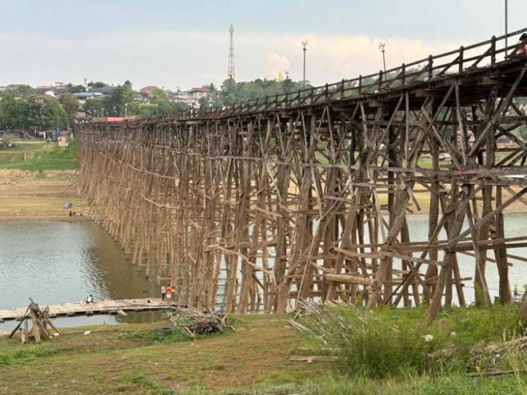 น้ำลดฮวบรอบ42ปีสะพานไม้โผล่ตอหม้อแลนด์มาร์กดังสังขละบุรีสู่ภาพงามปนวิกฤต