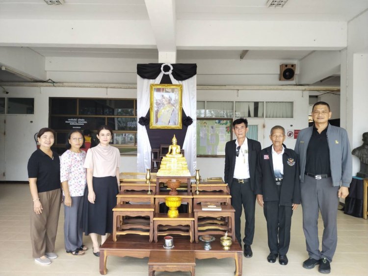 น.อ.นพโรจน์ เป็นผู้แทน พล.ร.อ.สุวิทย์ ธาระรูป มอบวัตถุมงคลและพระบรมฉายาลักษณ์ ให้โรงเรียนนาวิกโยธินบูรณะ