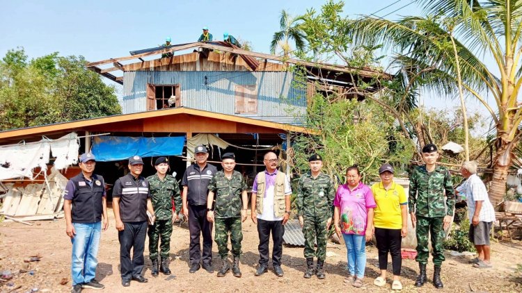 กอ.รมน.พิจิตร ร่วมกับ มทบ.36 ส่งกำลังทหารช่วยซ่อมแซมบ้านเรือนราษฎรที่ถูกพายุฤดูร้อนพัดบ้านพัง