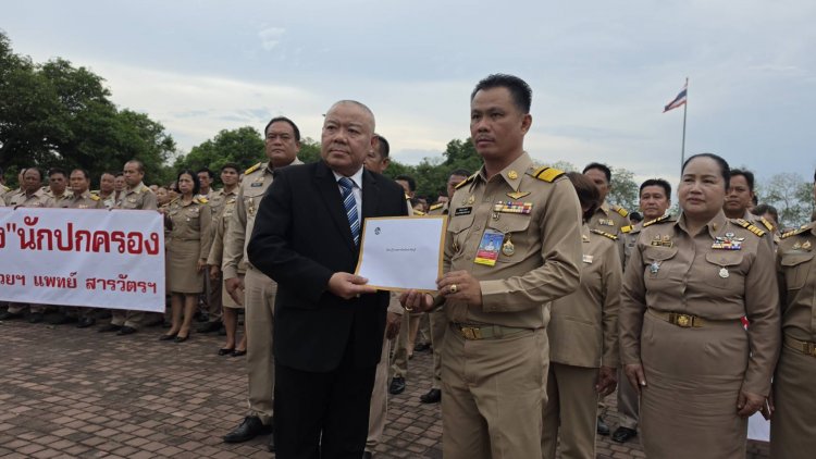กำนัน-ผู้ใหญ่บ้านกว่า 700 คน บุกศาลากลางปราจีนฯ จี้ สส.พรรคปชน.รับผิดชอบหลังอภิปรายพาดพิงเอี่ยวยาเสพติด