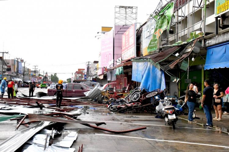 พายุฝนถล่มเมืองตาก“นายจอย” นำทีมช่วยเหลือผู้ประสบภัยเร่งด่วน