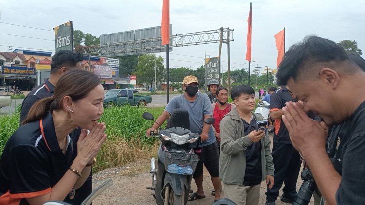 น้ำใจงาม! เต้นท์รถปราจีนฯ แจกน้ำมัน จยย. ฟรีเต็มถัง ชาวบ้านแห่ต่อคิวแน่น