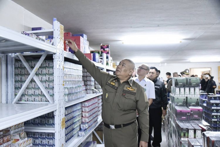 ทลายโกดังซุกบุหรี่ไฟฟ้าย่านประเวศยึดของกลางกว่า 2 แสนชิ้น
