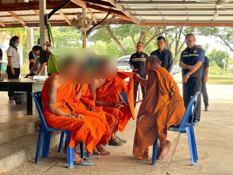 กอ.รมน.พิจิตรนำทีมตรวจฉี่หลวงพี่ 4 วัด 28 รูปพบฉี่สีม่วง 3 รูปจัดสึกทันทีสอบสวนขยายผลที่มาของยาเสพติด