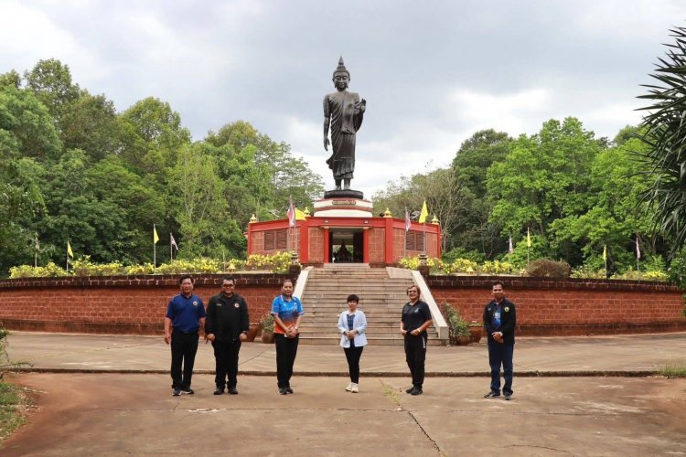 ศรีสะเกษจัดใหญ่แรลลี่ชิม ช็อป “ทุเรียนดินภูเขาไฟ” เข้าวัดนมัสการพระคุณเจ้าขอพรให้อยู่เย็นเป็นสุข