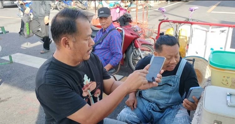 ชาวลานสักแห่ลงทะเบียน "ไทยช่วยไทยพลัส" คึกคัก ส่วนคนที่ผ่านต้องไปกู้เงินเติมแอปเป๋าตัง