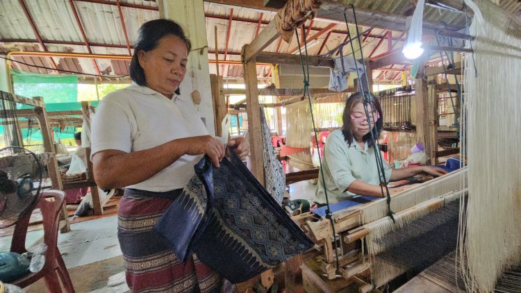 พลังสตรีด้วยกี่ทอผ้า วิสาหกิจชุมชนกลุ่มทอผ้าบ้านซาวหลวง สร้างเศรษฐกิจชุมชนและความภาคภูมิใจระดับสากล