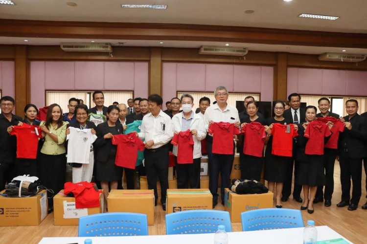 พลังแห่งการแบ่งปัน อบจ.ศรีสะเกษ รับมอบเสื้อโปโล จาก ISB สนับสนุนเยาวชนศรีสะเกษ