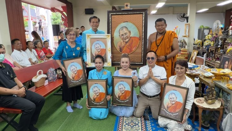ศิลปินชื่อดัง มอบภาพเขียนสีน้ำมัน “หลวงปู่ศิลา”  ประดิษฐาน “วัดแจ้ง” โคราช