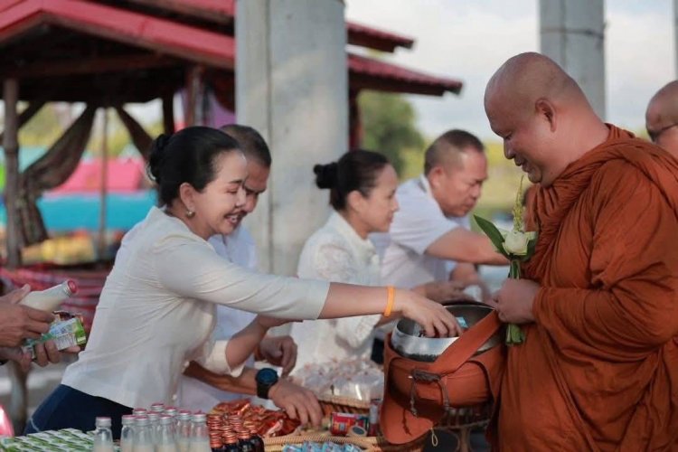 “รมต.สุขสมรวย” นำชาวอำนาจเจริญทำบุญตักบาตร เนื่องในวันวิสาขบูชา สืบสานพระพุทธศาสนา