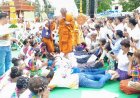 หาดูยาก! บวชหมู่ 52 นาค ชาวบ้านร่วมเป็นสะพานบุญ "ฮดสรง" สืบสานประเพณีอีสาน