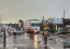 พายุฝนถล่มฉลองกรุง! เสาไฟแรงสูงหักโค่น 15 ต้น ทับรถพังยับ 10 คัน เจ็บ 3