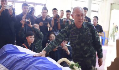 รองผอ.กอ.รมน.ภาค 4 ส่วนหน้าประธานพิธีรดน้ำศพวีรชนทหารกล้าสละชีพ เพื่อแผ่นดินชายแดนใต้