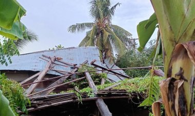 พายุพัดกระหน่ำ กลางฤดูฝนที่อำเภอปรางค์กู่ บ้านเรือนประชาชนเสียหายหลายพื้นที่ เร่งสำรวจ-ช่วยเหลือเบื้องต้น