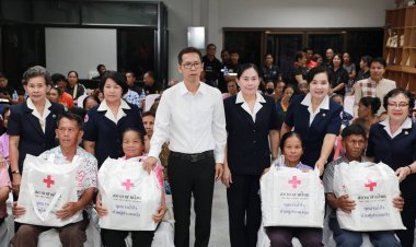 ผู้ว่าฯพร้อมนายกเหล่ากาชาดจังหวัดอำนาจเจริญมอบถุงยังชีพช่วยเหลือเหยื่อวาตภัย 37 ราย