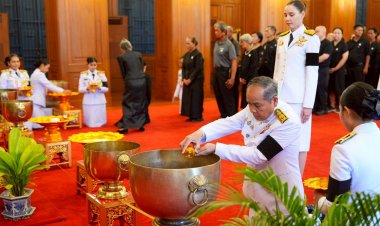 รมต.วัฒนธรรม นำผู้บริหาร-บุคลากรในสังกัด เข้าถวายน้ำสรงพระศพเบื้องหน้าพระรูป