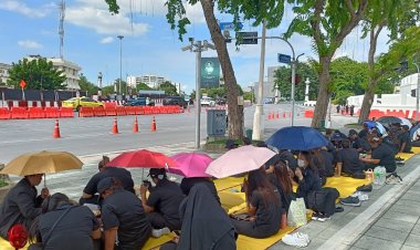 พสกนิกรสองข้างทางถนนราชดำเนินร่วมถวายความอาลัย "พระองค์ภาฯ" อย่างสุดซึ้ง