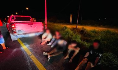 รวบคาหนังคาเขา! "หนุ่มพลังม้า" ซิ่งนิสสันขน 4 ต่างด้าว ลักลอบข้ามแดน หวังใช้ไทยเป็นทางผ่านไปเมียนมา