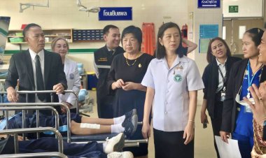 สยองรับอรุณ! ตู้นักเรียนซิ่งหลบ จยย. เสยเสาไฟพังยับ เยาวชนเจ็บระนาว 10 ชีวิต