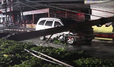 กทม.ระดมเครนกู้วิกฤตถนนฉลองกรุงหลังพายุฝนซัดโค่นเสาไฟกว่า 50 ต้น ทับรถพังยับ-เจ็บ 4
