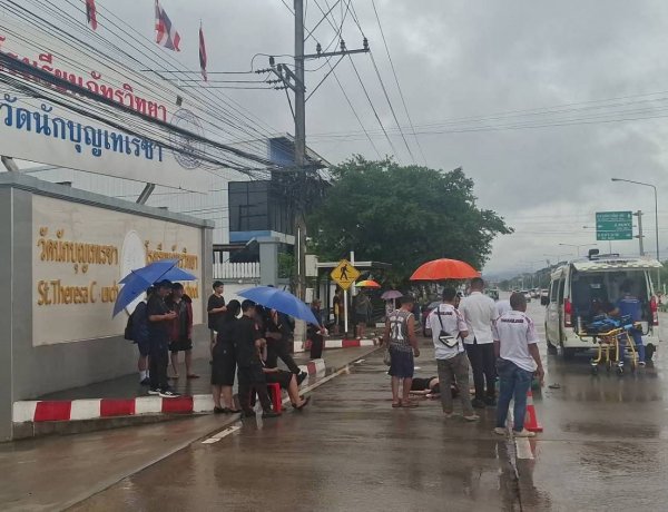 คนร้ายขับกระบะขนจีนเทา หนีตำรวจถอยชนมอไซค์ตายคาที่ ก่อนตำรวจไล่ล่ากลางเมือง