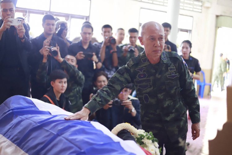 รองผอ.กอ.รมน.ภาค 4 ส่วนหน้าประธานพิธีรดน้ำศพวีรชนทหารกล้าสละชีพ เพื่อแผ่นดินชายแดนใต้