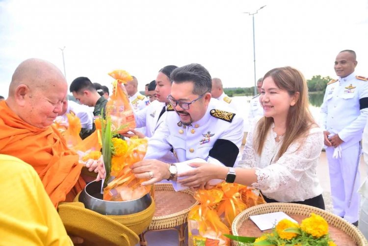 นายกฯธนาวิทย์ พร้อมพสกนิกร ปราบปลื้มถวายพระราชกุศล “ทรงพระเจริญ” พิธีทำบุญตักบาตรถวายพระราชกุศล