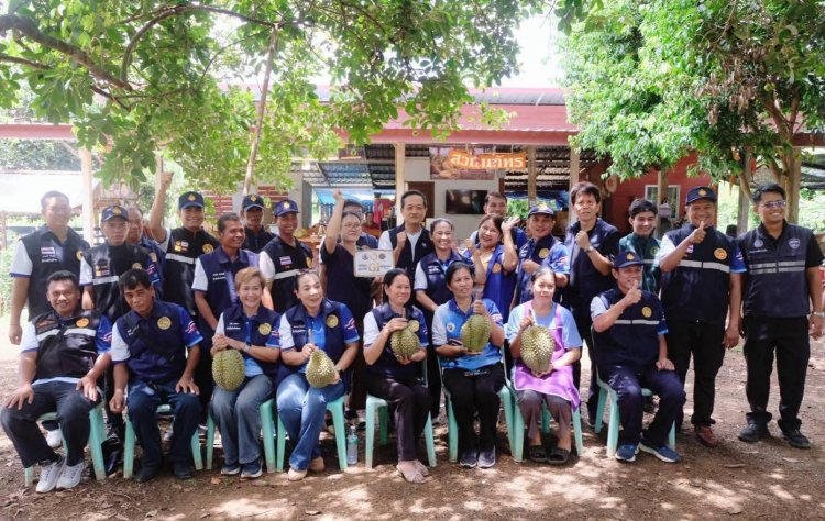 ศรีสะเกษเข้ม! ผู้ว่าฯ ลงพื้นที่มอบป้าย “จังหวัดการันตี” ยกระดับทุเรียน"หมอนทอง"ดินภูเขาไฟ GI สร้างความเชื่อมั่นผู้บริโภคทั่วประเทศ