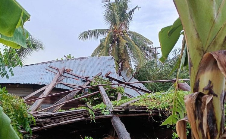 พายุพัดกระหน่ำ กลางฤดูฝนที่อำเภอปรางค์กู่ บ้านเรือนประชาชนเสียหายหลายพื้นที่ เร่งสำรวจ-ช่วยเหลือเบื้องต้น