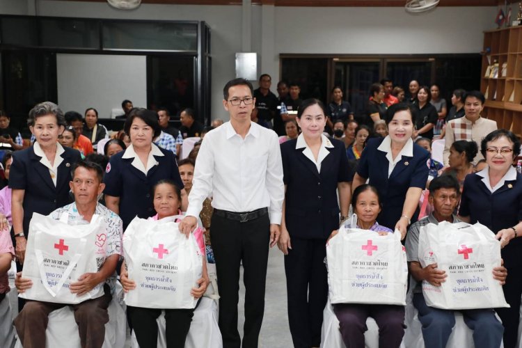 ผู้ว่าฯพร้อมนายกเหล่ากาชาดจังหวัดอำนาจเจริญมอบถุงยังชีพช่วยเหลือเหยื่อวาตภัย 37 ราย