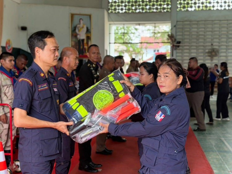 ศรีสะเกษเสริมเขี้ยวเล็บ ชรบ.ชายแดนไทย–กัมพูชา มอบอุปกรณ์เพิ่มประสิทธิภาพพิทักษ์ความมั่นคงฐานราก 63 หมู่บ้าน