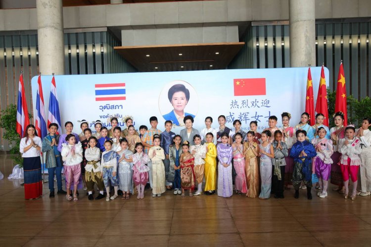 เยาวชนไทยอวดผ้าไทย สะท้อนพลังวัฒนธรรม รับผู้นำจีนกลางรัฐสภา